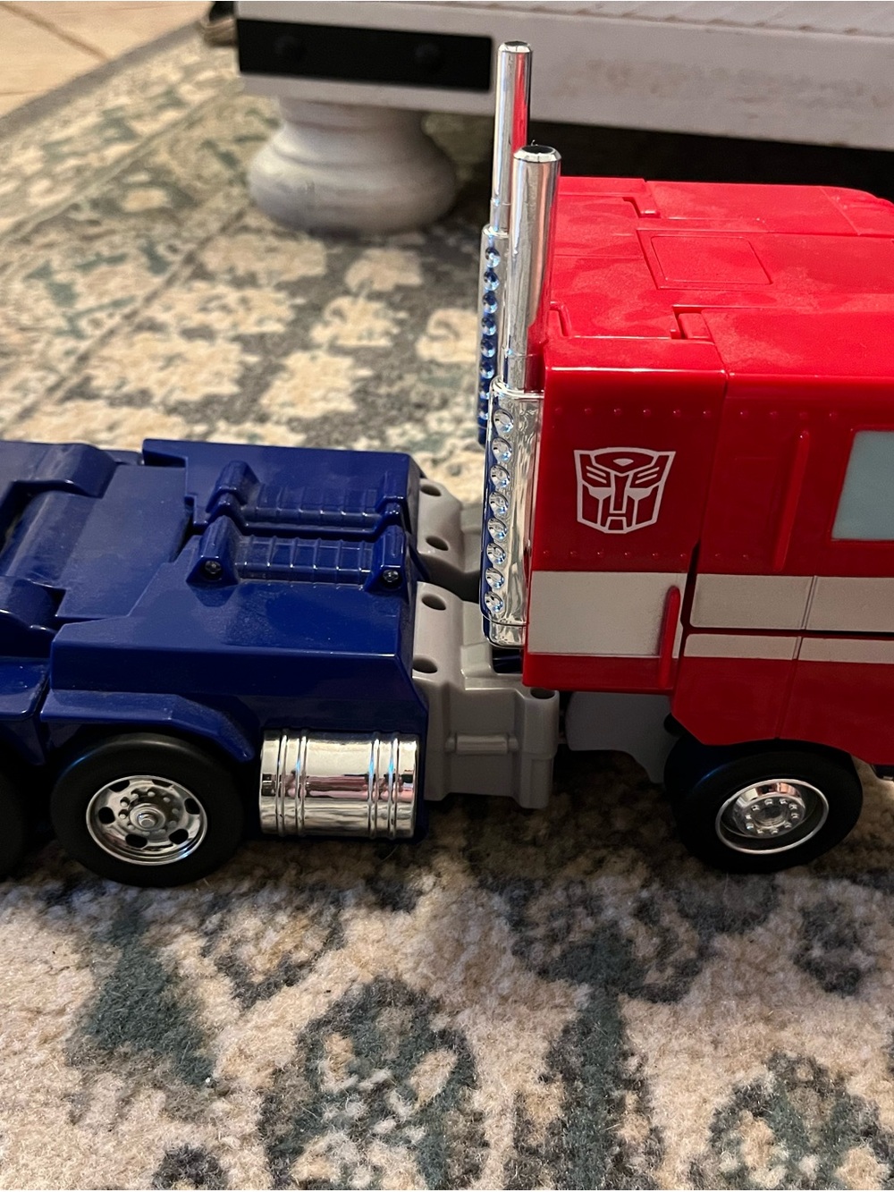 Remote Control Transforming Optimus Prime - Picture 4 of 5